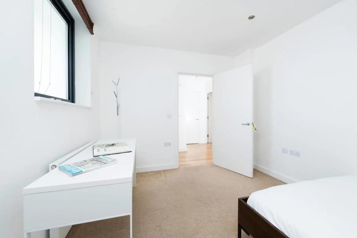 Modern 2 Bed Apartment W Balcony In Лондон Екстер'єр фото